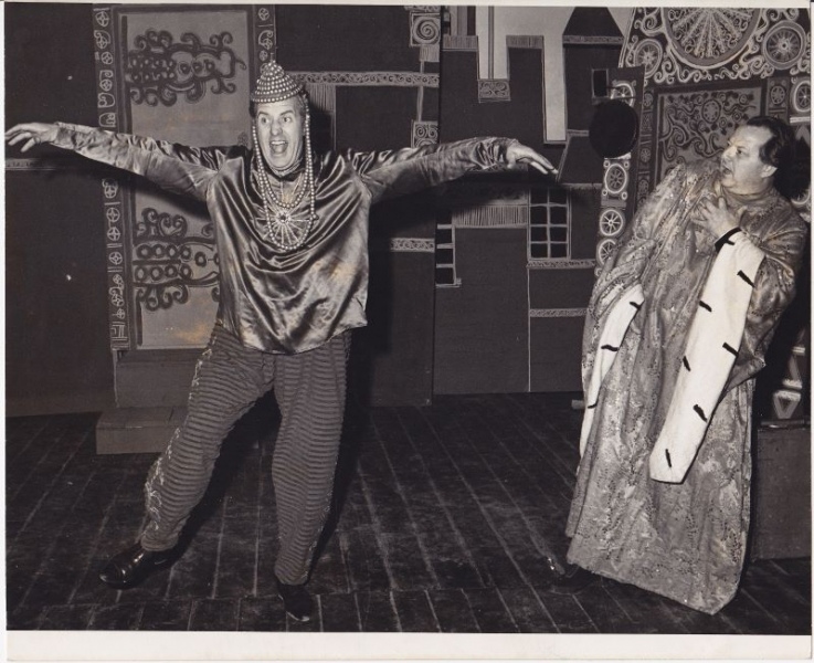 1964 Døves Teater opførte Det gamle spil om enhver med Alfred A. Hansen som instruktør og Gudmund Kjær Sørensen som Enhver. Sten Lykke Madsen havde lavet dekorationerne.