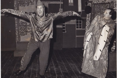 1964 Døves Teater opførte Det gamle spil om enhver med Alfred A. Hansen som instruktør og Gudmund Kjær Sørensen som Enhver. Sten Lykke Madsen havde lavet dekorationerne.