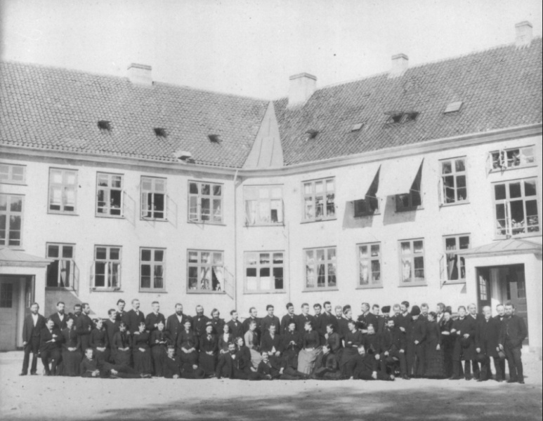 1886 Det kgl. Døvstumme-Institut på Citadelsvej var i 1800-tallet samlingssted for voksne døve. Her fejrer Døvstummeforeningen af 1866 sit 20 års jubilæum.