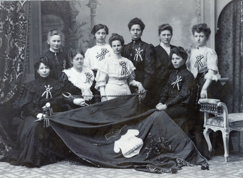1905 1866s kvinder broderer i 1905 en fane, som tak fordi de det år fik stemmeret til foreningen.