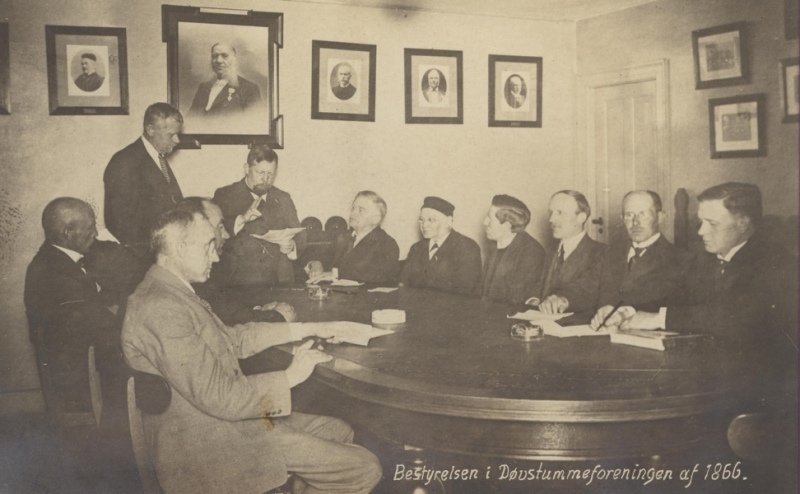 1920 Carl Becker udlægger dagens tekst ved bestyrelsesmødet i 1866. Formanden, Johs. Jørgensen følger og støtter Becker.