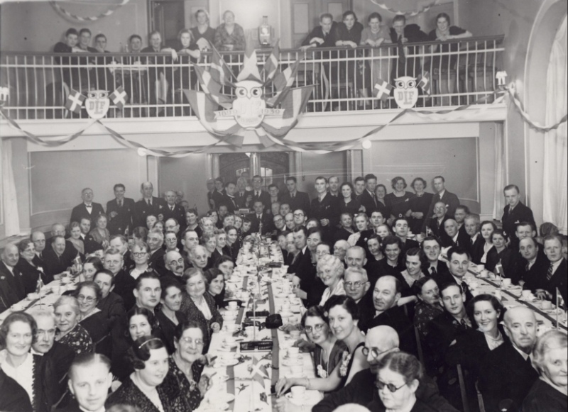 1939 De Døvstummes Læseforening holder 40 års jubilæum i en smukt pyntet festsal i Brohusgade.