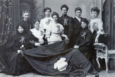 1905 1866s kvinder broderer i 1905 en fane, som tak fordi de det år fik stemmeret til foreningen.