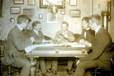 1907 De Døvstummes Læseforening, stiftet 1899, tog initiativet til at danne den første idrætsklub i Danmark, Døvstumania, senere Døvania. Det var kordegn Carl Becker for bordenden, der gav klubben dette navn.