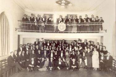 1924 Næsten samtlige medlemmer af De Døvstummes Læseforening var mødt op for at fejre foreningens 25 års jubilæum.