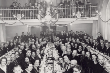 1939 De Døvstummes Læseforening holder 40 års jubilæum i en smukt pyntet festsal i Brohusgade.