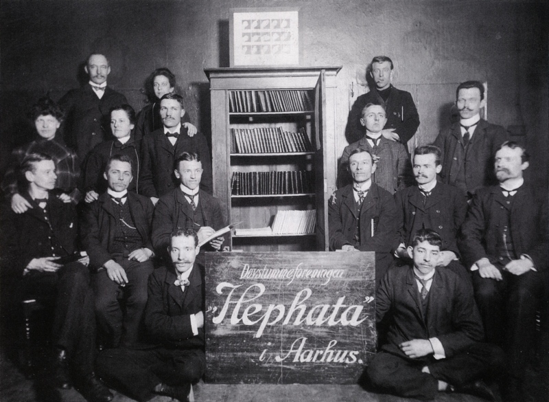 1903 I Aarhus stiftedes døveforeningen Hephata den 18. september 1903, og i starten blev møderne holdt i Enigheden. Sidenhen fik foreningen eget hus.