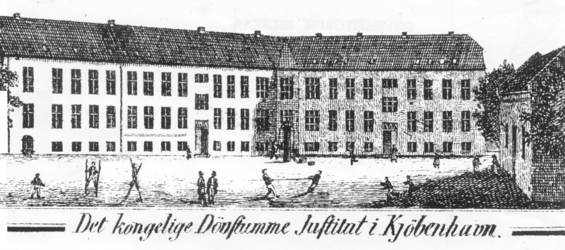 1862 Det kgl. Døvstumme-Institut på Citadelsvej efter udvidelsen i 1859. Skolebørnene går på stylter, det gør de i øvrigt også i dagens frikvarter.