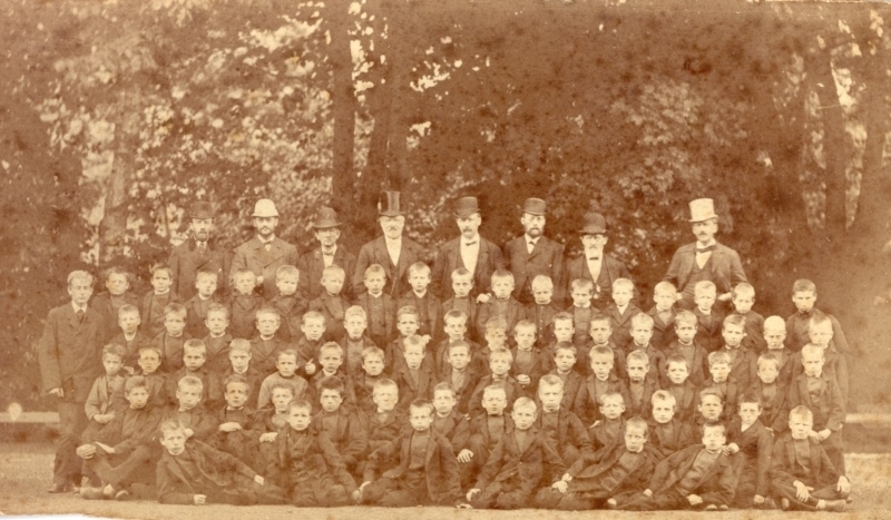 1880 Alle drengene og alle de mandlige lærere er stillet op til fotografering ved udnævnelsen af Georg Jørgensen (yderst til højre) til forstander for det nyoprettede Institut i Fredericia