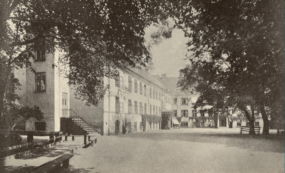 1896 Første fotografi af Det kgl. Døvstumme-Instituts bygning. Siden udvidelsen i 1859 er der kun tilføjet trappetårnet til venstre på billedet.