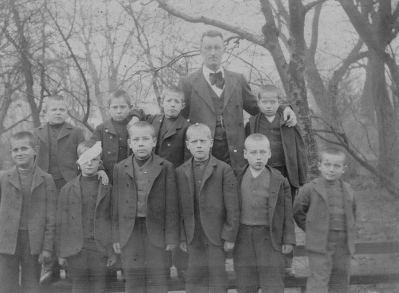 1899 Lærer Lindholm med sin klasse på Kastelsvej i 1899. Fotografiet er taget af lærer Johs. Jørgensen, der senere blev landets første døvepræst.