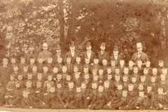 1880 Alle drengene og alle de mandlige lærere er stillet op til fotografering ved udnævnelsen af Georg Jørgensen (yderst til højre) til forstander for det nyoprettede Institut i Fredericia