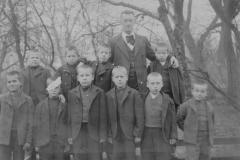 1899 Lærer Lindholm med sin klasse på Kastelsvej i 1899. Fotografiet er taget af lærer Johs. Jørgensen, der senere blev landets første døvepræst.
