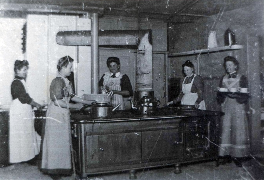 1907 Køkkenet på Kastelsvej var placeret i kælderen ved opgang B, uhensigtsmæssigt langt væk fra spisesalen, da denne blev indrettet i tilbygningen fra 1859. Problemet blev først løst i 1912 med den sidste udbygning af den gule bygning.