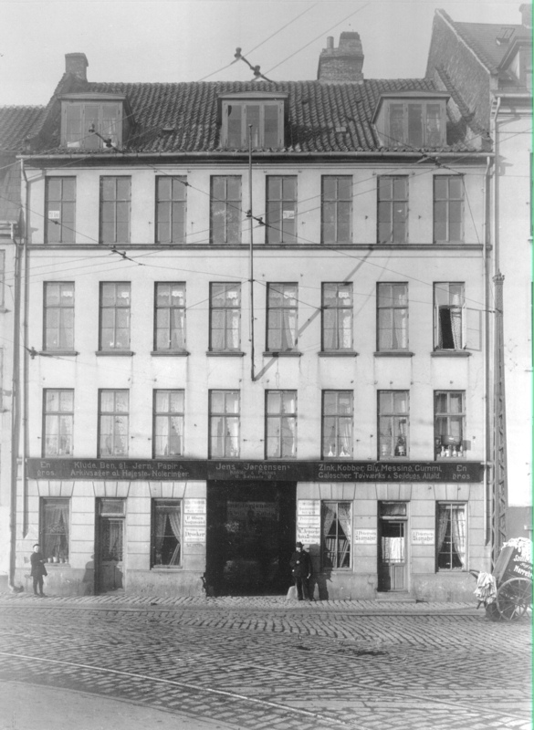 1907 Det kgl. Døvstumme-Institut fik ved stiftelsen i 1807 til huse i egen bygning i Sølvgade nr. 12.