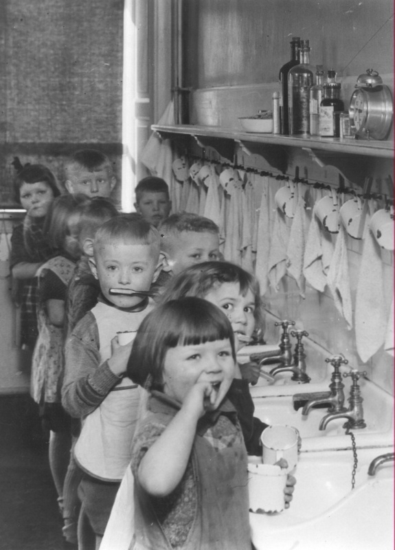1930 Ordentlig hygiejne har altid haft høj prioritet på landets døveskoler, så forskolens elever må flittigt bruge tandbørsten.