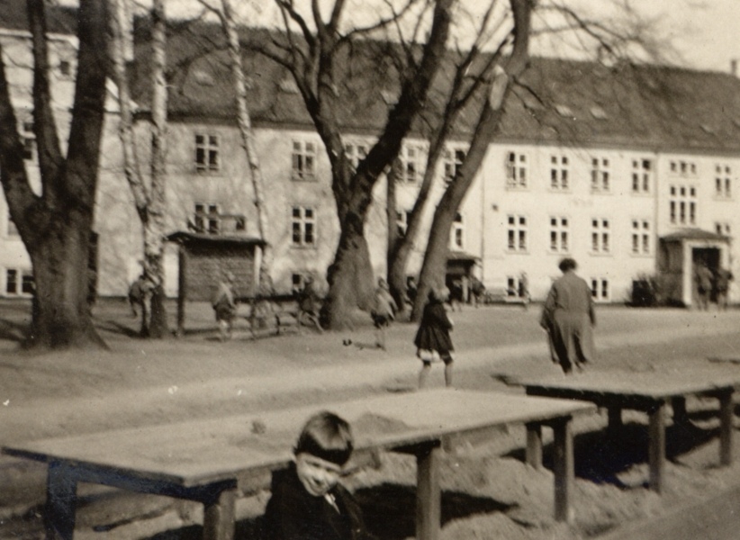 1934 På legepladsen på Kastelsvej var opstillet borde og tavler, som blev brugt i undervisningen, når vejret tillod det.