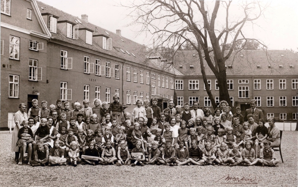 1940 Den hele skole  med 65 elever - samlet i skolegården kort før verdenskrigen kom til Danmark.