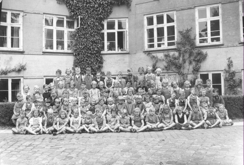 1947 Det samlede personale på Kastelsvej i 1947. Midtfor sidder forstander O. Baastrup. Da Skolen endnu er kostskole er der et stort antal køkken- og plejepersonale.