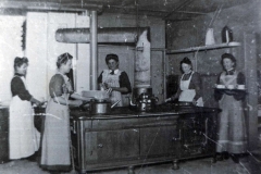 1907 Køkkenet på Kastelsvej var placeret i kælderen ved opgang B, uhensigtsmæssigt langt væk fra spisesalen, da denne blev indrettet i tilbygningen fra 1859. Problemet blev først løst i 1912 med den sidste udbygning af den gule bygning.