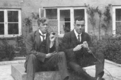 1927 To forstandere på Kastelsvej hviler hænderne. Begge brugte tegnsprog i undervisningen på deres skoler, Niels Peter Høgstrøm her i København (1919-1933) og Ejler Forchhammer i Fredericia (1938-1956).