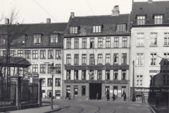 1929 En grum skæbne venter Castbergs skole i Sølvgade nr. 12, og snart vil det være slut med at købe Pudseklude, Jernpapir og Galocher. Også bygningen ved siden af med Osrampærer og frugtspecialiteter synger på sidste vers.