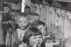 1930 Ordentlig hygiejne har altid haft høj prioritet på landets døveskoler, så forskolens elever må flittigt bruge tandbørsten.