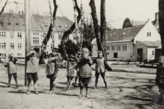 1934 Legepladsen på Kastelsvej var i 1930erne velforsynet med legeredskaber.