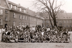 1940 Den hele skole  med 65 elever - samlet i skolegården kort før verdenskrigen kom til Danmark.