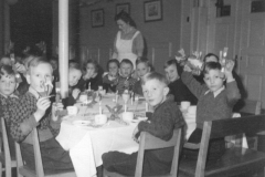 1946 Julens komme blev fejret med et festligdækket bord og med gaver. Ikke alle børn kom i øvrigt hjem i julen.