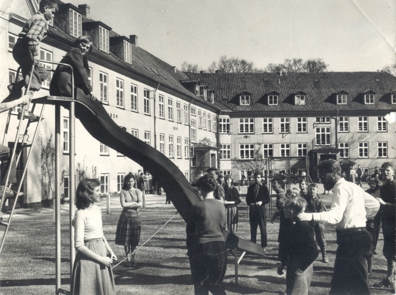 1957 Med loven af 1950, som gav Skolen flere elever, blev der behov for en større legeplads med udfordrende redskaber.