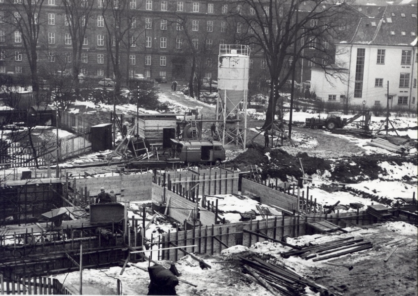 1967 Fundamentet til den hvide skolebygning er ved at blive støbt, og det er nødvendigt at benytte hele arealet op til Kristianiagade, så børnene har begrænsede legemuligheder i byggeperioden.