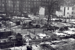 1967 Fundamentet til den hvide skolebygning er ved at blive støbt, og det er nødvendigt at benytte hele arealet op til Kristianiagade, så børnene har begrænsede legemuligheder i byggeperioden.