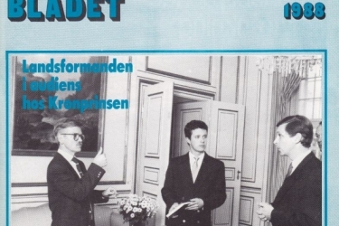 1988-Kronprins-Frederik-modtog-Doeveundervisnings-175-aars-jubilaeumsbog