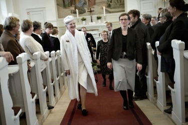 2013-Dronning-Margrethe-II-besoegt-Doeves-Kirke-i-anledning-af-kongelig-aut.-af-Tegnbibel