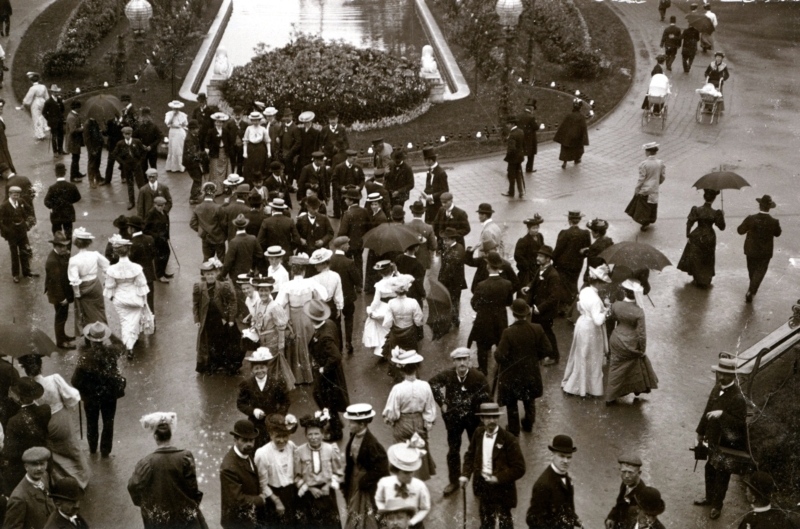 1907-Den-foerste-Doevstummekongress-klaedte-sig-i-festdragt-og-promenere-i-Tivoli