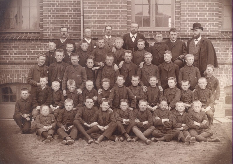 1891 Alle eleverne blev ved ankomsten til den nyopførte skole i Nyborg i 1891 fotograferet med deres lærere og forstander Georg Forchhammer midtfor bagest.