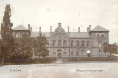 1891 Postkortet er angivet med forkert tekst. Skolen var nemlig en skole og ikke et institut.