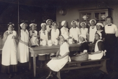 1905 Behovet for at lære pigerne at håndtere køkkengrejet fik forstander Forchhammer til at inddrage en læseklasse til skolekøkken, hvor frk. M. Andersen kunne lære pigerne at kokkerere.