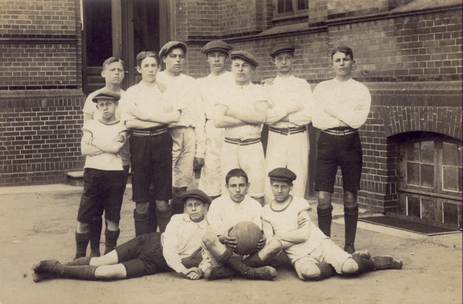 1913 Nyborgskolens skrappe fodboldhold i 1913. Normalt var det kun målmanden, der bar kasket under kampen.