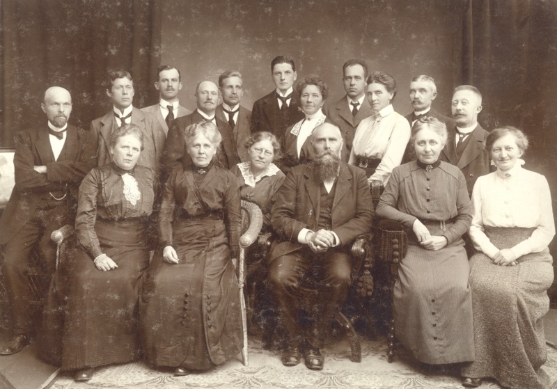 1916 Ved Nyborgskolens jubilæum i 1916 ses det samlede lærerpersonale med forstander Anders Hansen i front. 6 af lærerne kan samtidig fejre deres 25 års jubilæum.