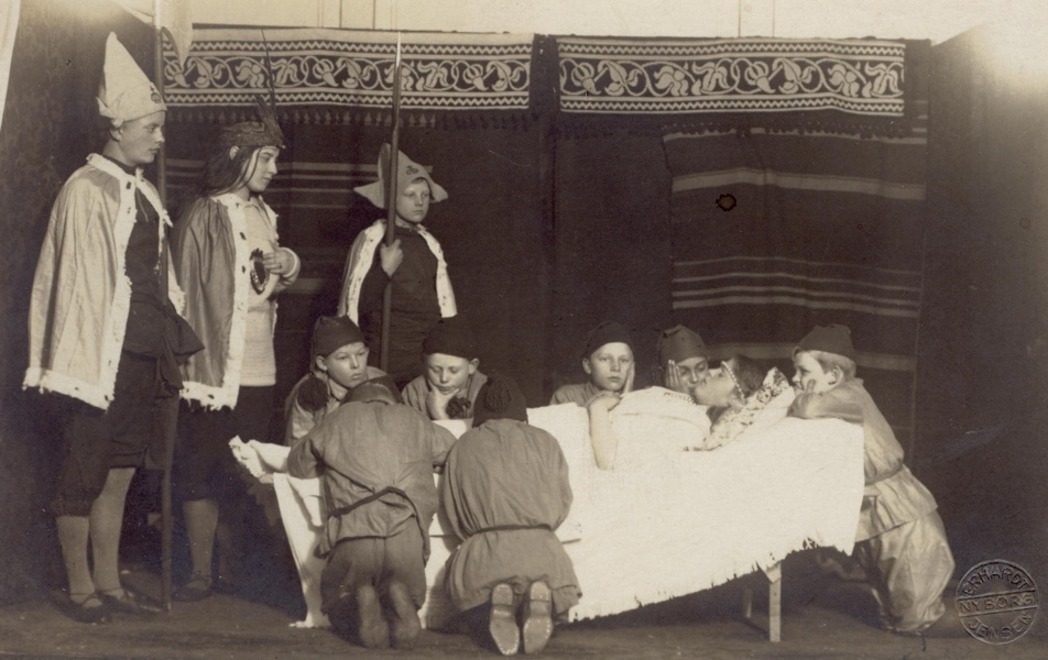 1918 Der sørges over Snehvides død i årets teaterstykke. Men heldigvis ender alting jo godt.