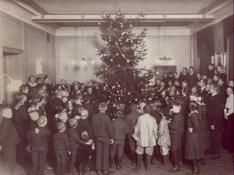 1924 Den årlige juletræsfest på Nyborgskolen blev som her i 1924 afholdt i kirkesalen. Alle døveskoler fra 1800-tallet havde en kirkesal, som også blev brugt til gudstjeneste om søndagen. I forbindelse med at gudstjenesten blev flyttet ud til kirker, og behovet for flere undervisningslokaler steg, blev kirkesalene nedlagt.