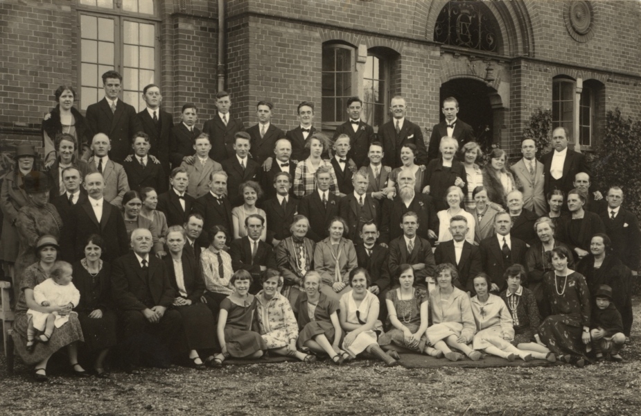 1929 Nyborgskolens Elevforening på stiftelsesdagen i 1929. Formanden i årene 1969-1929 Tove Danekilde, sidder yderst til venstre på skødet af sin mor.
