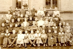 1909 Forstander Georg Forchhammer har ladet sig fotografere med hele Skolen som et slags afskedsbillede i 1909. Han har sin hustru på højre side.