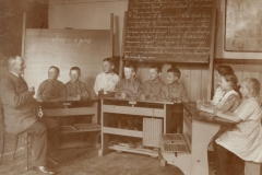 1916 Inspektør Holm underviser en lille klasse meget artige børn i artikulation.