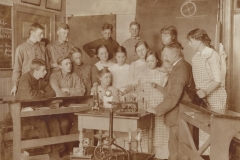 1916 Overlærer ved Nyborgskolen, N. V. Larsen, underviser i fysik med instrumenter, der nu er bevaret i Døvehistorisk Selskab.