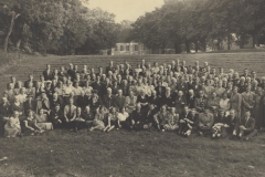 1941 Gamle elever og lærere fra Nyborgskolen samlet til Skolens 60 års jubilæum i 1941. Friluftsteatret er som skabt til et gruppebillede.