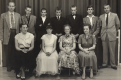 1957 Konfirmation i 1957 på Statens skole for svært tunghøre børn i Randersgade. Forstander Ebba Kampp sidder forrest til højre, og bagved står lærer Orla Kirdan, der senere blev døvekonsulent i Jylland.