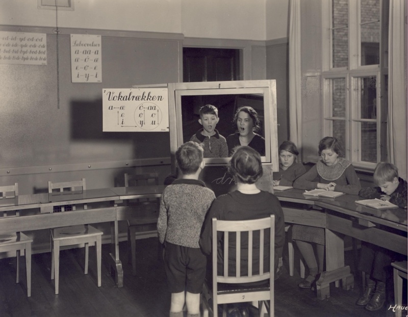 1916 Undervisningen på tunghøreskolen i Rysensteensgade var tilrettelagt efter almindelig undervisningsplan, men derudover var der taleundervisning og undervisning i mundaflæsning, som her ved hjælp af artikulationsspejl.